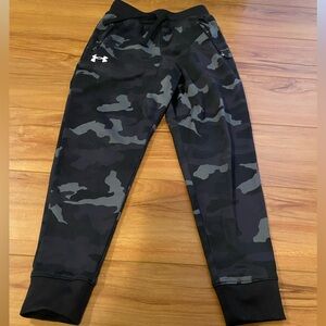 Boys Under armor gray camo joggers
